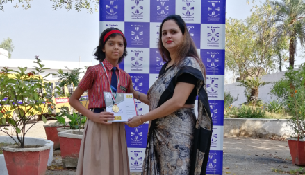 Dhriti Dubey won the Gold Medal at Kala Bharti