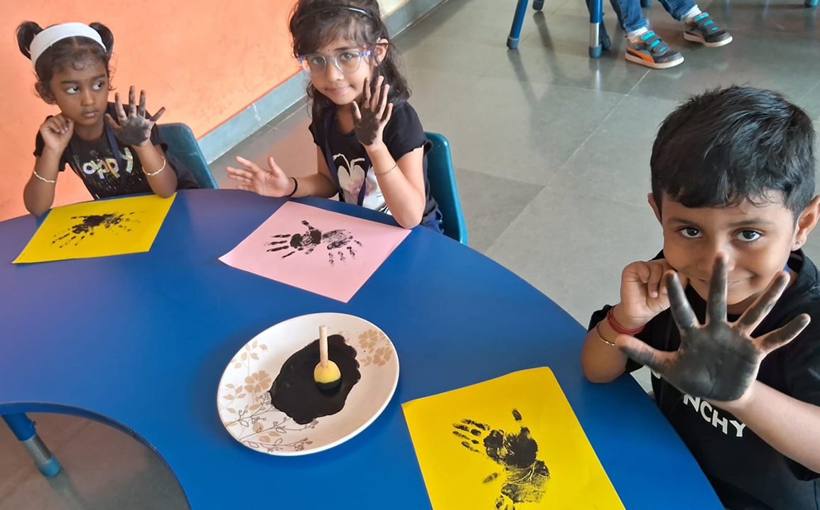 Montessori Bold Black day